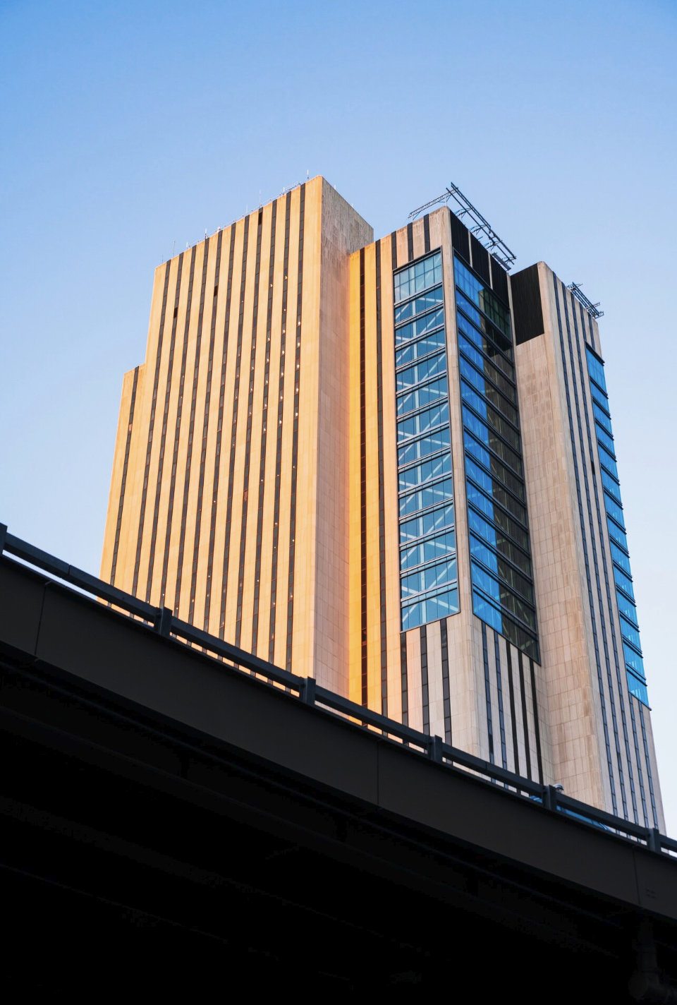 Edificio corporativo al atardecer